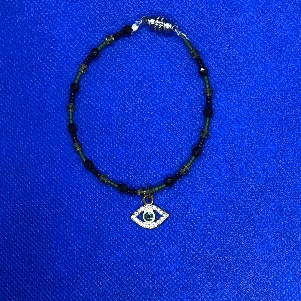 Green beaded bracelet with evil eye charm (handmade)